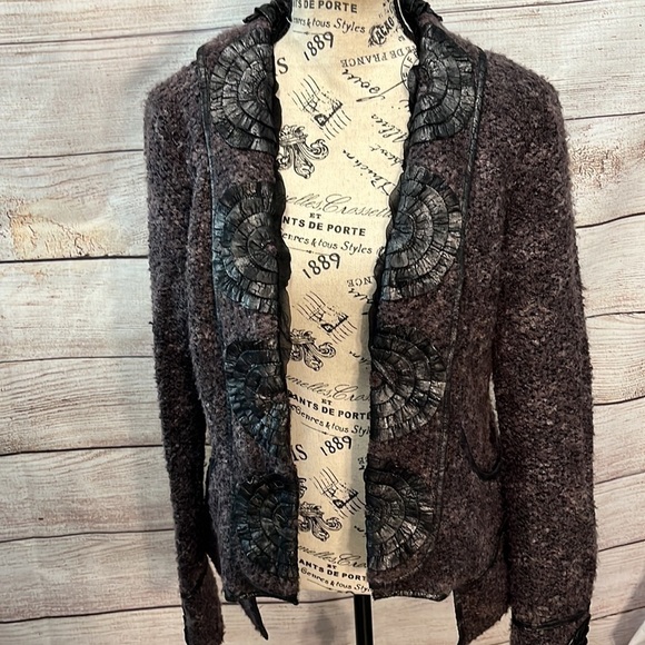 Dolce Cabo Cardigan Sweater Leather Rosettes Trim Size Large - Picture 9 of 14